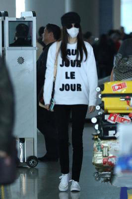 一双白鞋和一双黑面白底的运动鞋,哪个和黑色