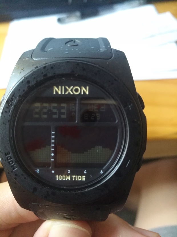 尼克松这款电子表怎么调时间和日期